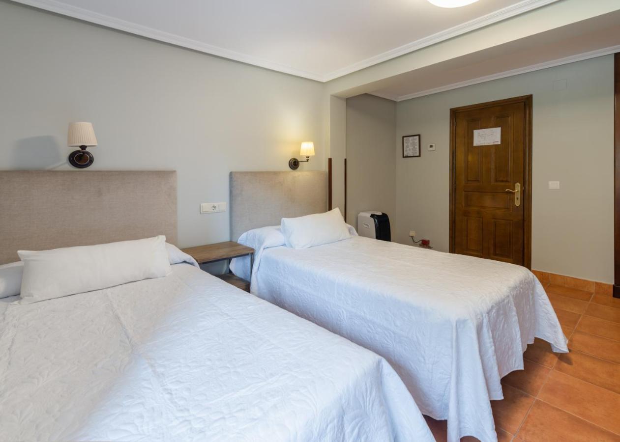 Logis Hotel Restaurante La Casa De Juansabeli Arenas De Cabrales Exteriör bild
