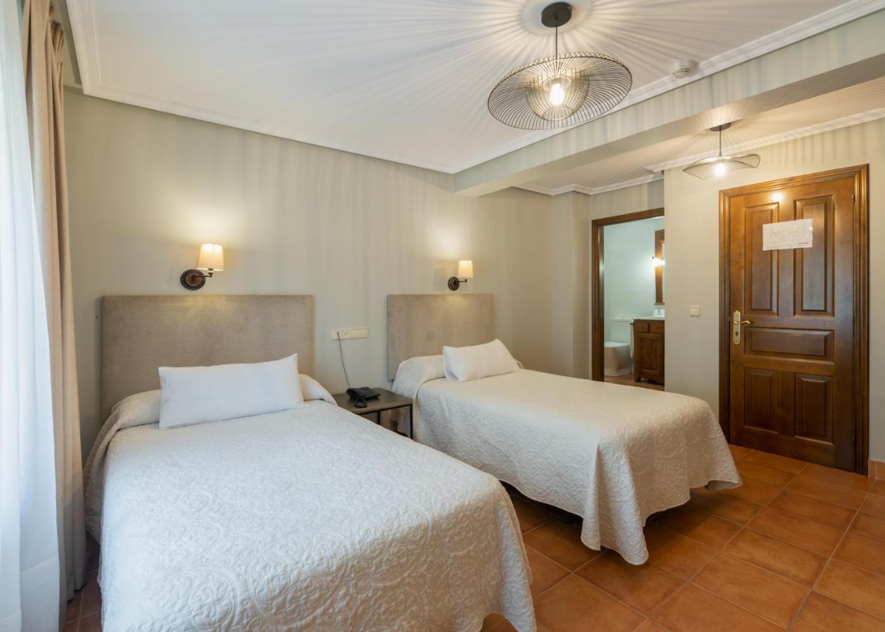 Logis Hotel Restaurante La Casa De Juansabeli Arenas De Cabrales Exteriör bild