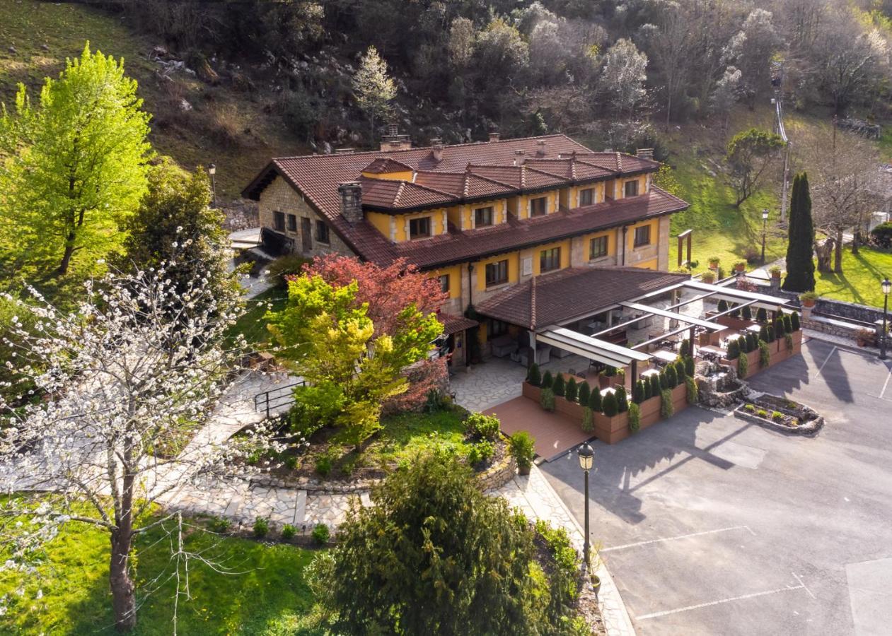 Logis Hotel Restaurante La Casa De Juansabeli Arenas De Cabrales Exteriör bild