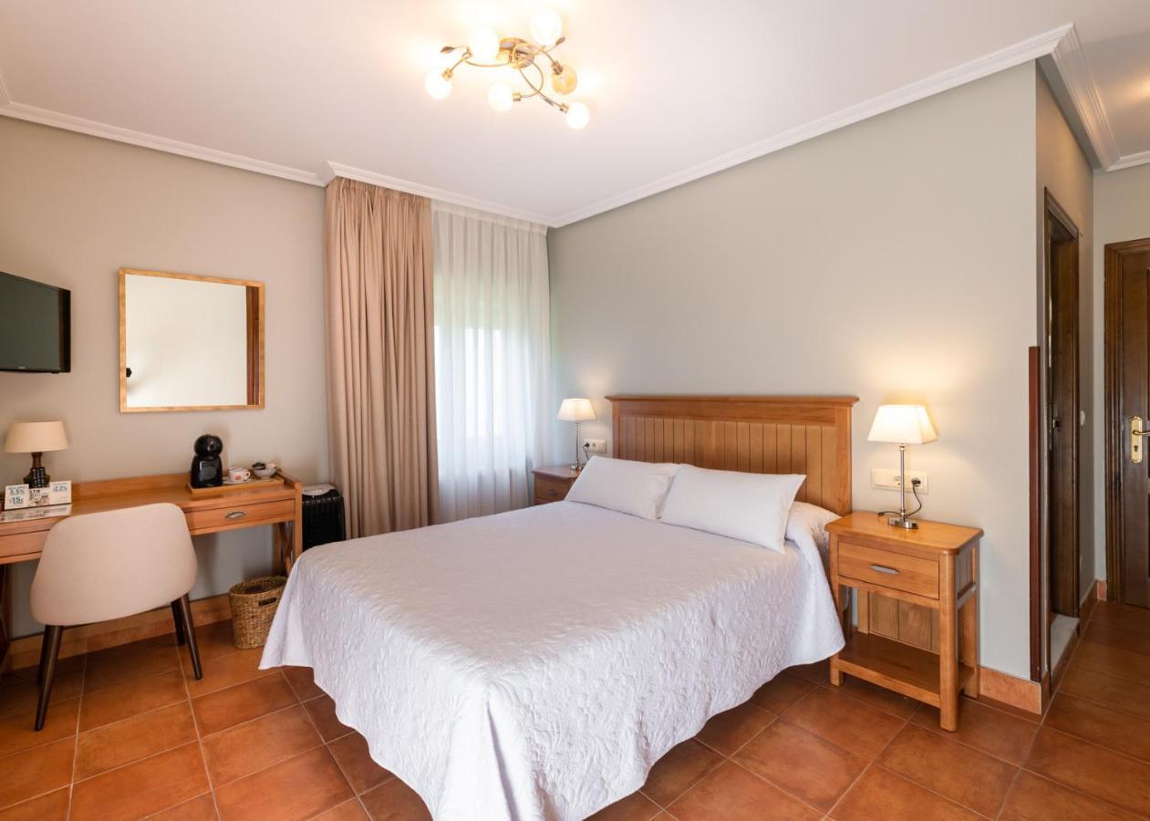Logis Hotel Restaurante La Casa De Juansabeli Arenas De Cabrales Exteriör bild